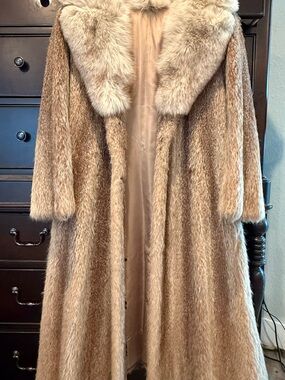 Elegant Vintage Full-Length Fur Coat in Light Brown with Cream Collar